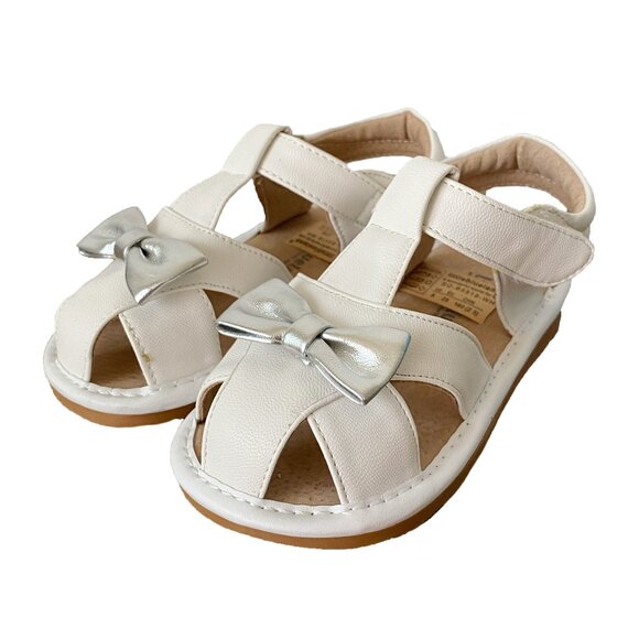 NEW ⭐️ White Squeaky Sandal with Silver Bow - Multiple Toddler Sizes - Picture 1 of 4